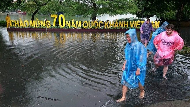 Hơn[-]2.000[-]cán[-]bộ[-]sẵn[-]sàng[-]làm[-]nhiệm[-]vụ[-]khi[-]có[-]mưa[-]lớn[-]xảy[-]ra[-]trong[-]dịp[-]lễ[-][-]2/9[-]ở[-]Hà[-]Nội
